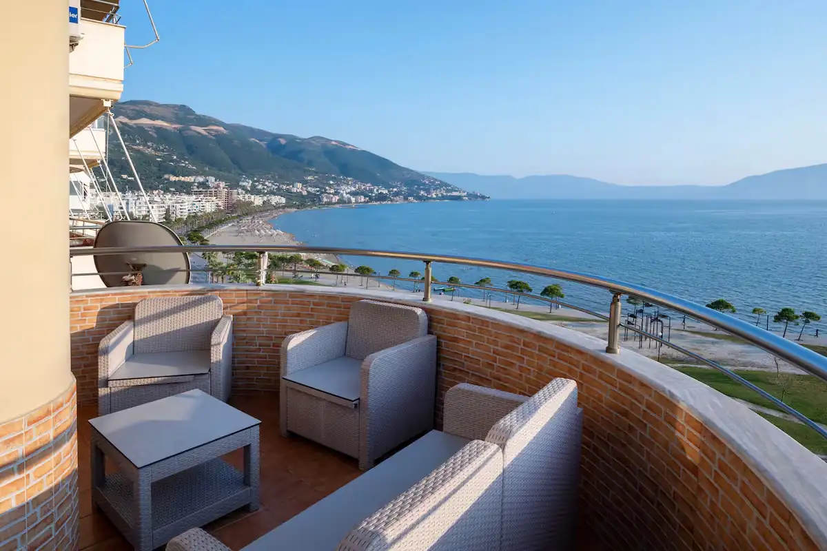 Beachfront 3-Bedroom Apartment, private 8th-floor sea-view balcony, Vlorë Lungomare