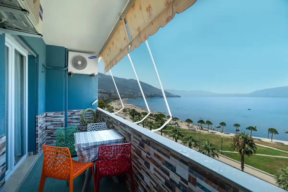 Premium Beachfront Apartment, 5th-floor balcony near the Lungomare, Vlorë