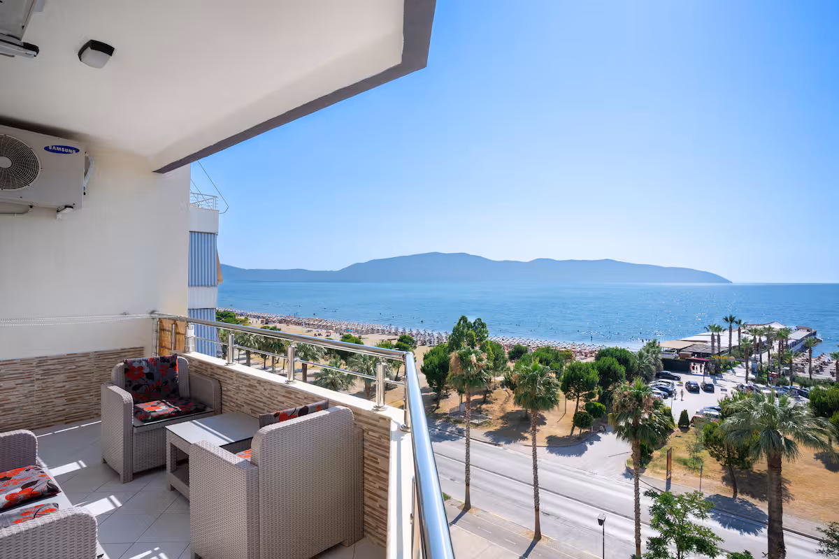 Deluxe Beachfront Apartment, front sea-view balcony, Vlorë Lungomare