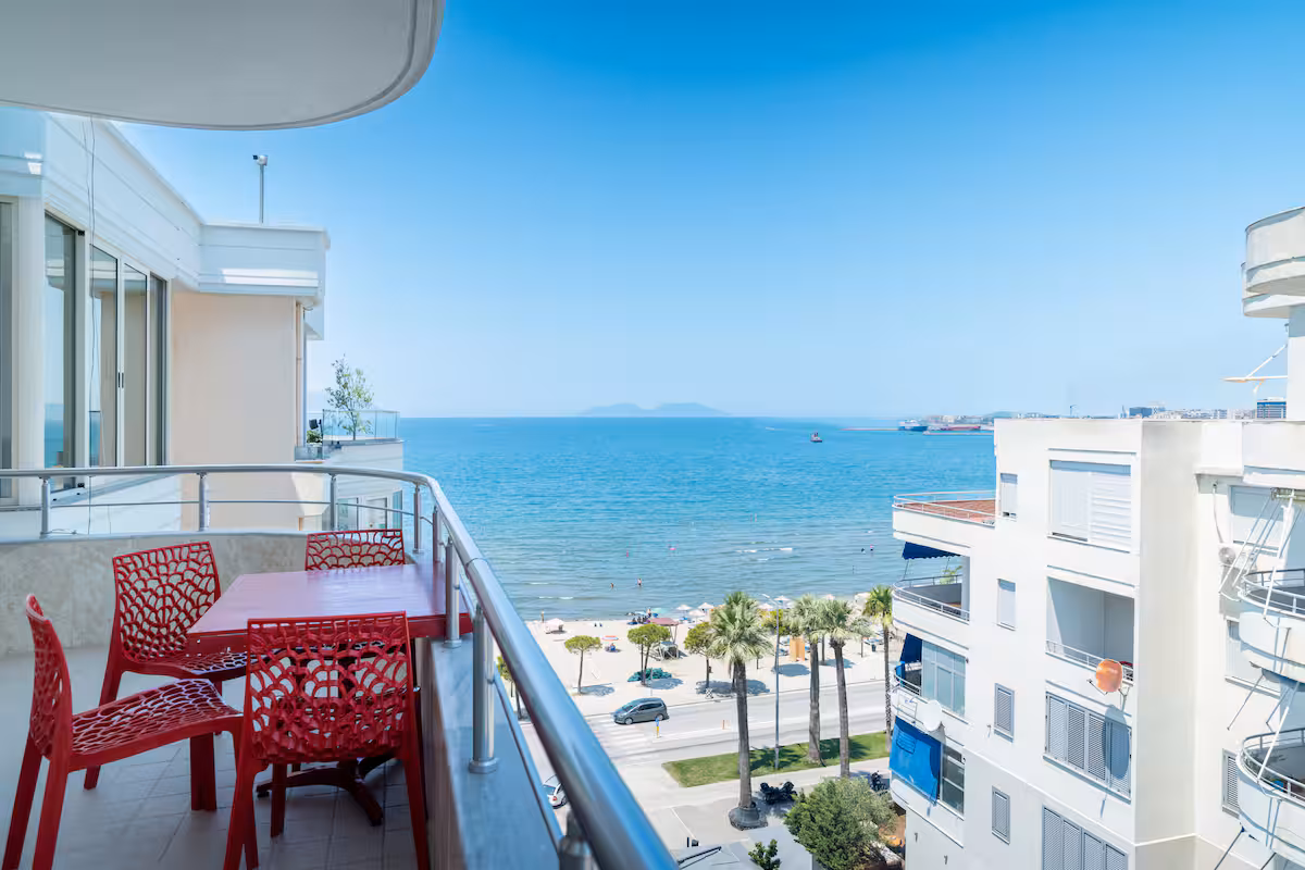 Top-Floor Apartment, 8th-floor balcony over the beach, Vlorë Lungomare