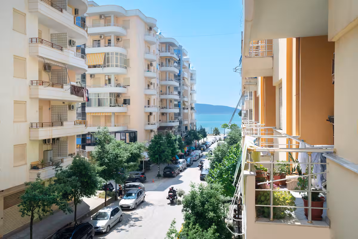 Cozy Beachside Apartment, side sea-view balcony, Vlorë Lungomare